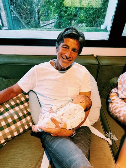 Nicolás Repetto en modo abuelo (Foto: Instagram/@juanarepettook)