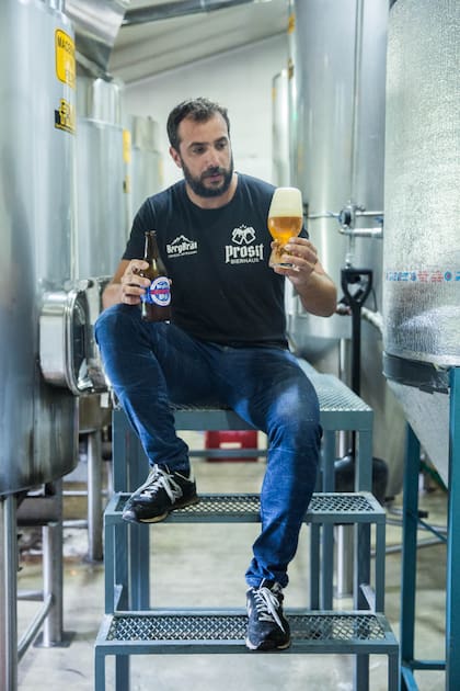 Nicolás Restelli trabaja en la fábrica que construyó en el jardín de su casa.