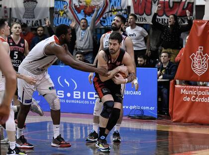 Nicolás Romano se queda con la última bola de la noche y en Córdoba todo es festejo; la final se decidirá el próximo lunes en Santiago del Estero.