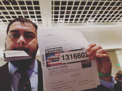 Nicolás Romero con la prueba de su ingreso a Americas Got Talent