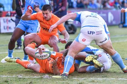 Nicolás Sánchez, a punto de apoyar su try ante los Bulls