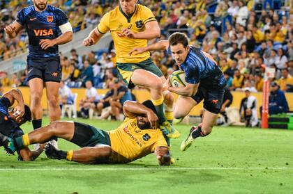 Nicolás Sánchez antes de apoyar en el in-goal de Wallabies