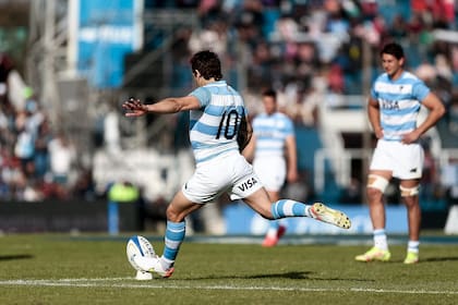 Nicolás Sánchez durante el test match que disputan Argentina y Escocia.