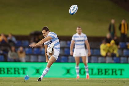 Nicolás Sánchez patea un penal durante el partido entre los Pumas y los Wallabies en Newcastle, Australia.