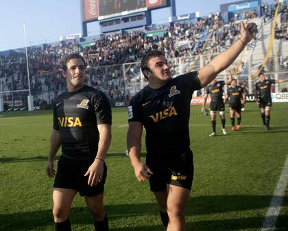 Nicolás Sánchez y Agustín Creevy, con la camiseta de los Jaguares y luego de un partido ante los Stormers en el estadio José Amalfitani, de Vélez, en 2018