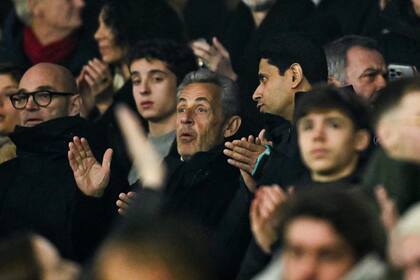 Nicolas Sarkozy, presente en el escenario, al lado de Nasser al-Khelaifi