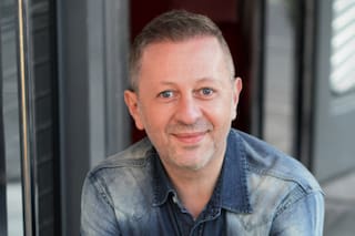 Nicolás Scarpino enamora a España con su primer unipersonal y acompañado por su marido