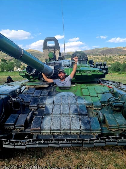 Nicolás subido a un tanque de guerra en Nagorno karabag, zona bélica entre Armenia y Azerbajián.