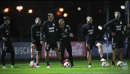 Nicolás Tagliafico, Angel Correa, Angel Di María, Papu Gómez, Emiliano Buendía y Leandro Paredes, en un alto en un entrenamiento de la selección argentina