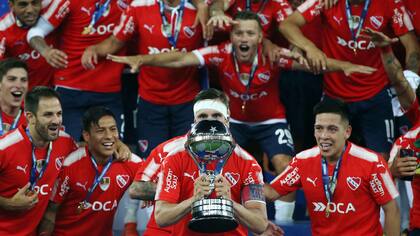 Nicolás Tagliafico con la Copa Sudamericana, en el momento cúlmine de Independiente en 2017