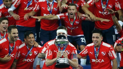 Nicolás Tagliafico con la Copa Sudamericana, en el momento cúmine de Independiente en 2017