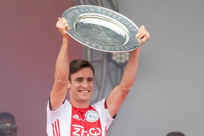 Nicolás Tagliafico conquistó tres títulos locales con la camiseta de Ajax