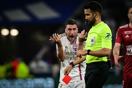 Nicolas Tagliafico es expulsado por el árbitro en la victoria de Olympique Lyon ante Brest por 4-3