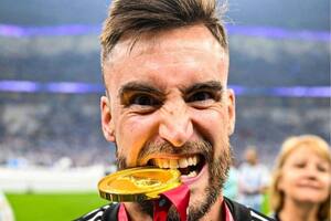Nicolás Tagliafico muerde la medalla de campeón del mundo