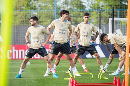 Nicolás Tagliafico (se recuperó y será titular) y Leonardo Balerdi, en un entrenamiento con la selección en el predio de Ezeiza