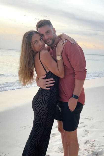 Nicolás Tagliafico y Carolina Calvagni en la isla Desroches, dentro del archipiélago de Seychelles.