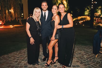 Nicolás Tagliafico y Carolina Calvagni se reencontraron con Claudia Villafañe y Florencia Méndez, que también organizaron su boda en diciembre de 2022.