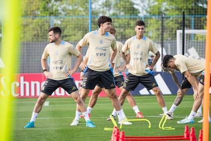 Nicolás Tagliafico y Leonardo Balerdi, estarían desde el arranque esta noche ante Perú.