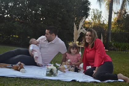 Nicolás Terradas con Carolina y sus hijas Juana y Helena, que nació durante la cuarentena