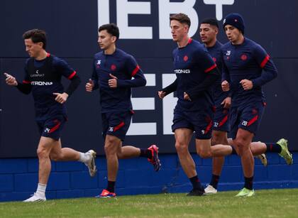 Nicolás Tripichio (izquierda) y Andrés Vombergar los primeros en la fila de un entrenamiento en el Nuevo Gasómetro