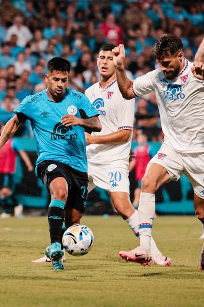 Nicolás Uvita Fernández y Joaquín Laso disputan la pelota: Belgrano el lunes visitará a Argentinos y Tigre recibirá a Racing