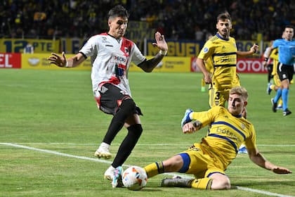 Nicolás Valentini controla el avance de Facundo Callejo en el partido entre Nacional Potosí y Boca por la Copa Sudamericana.
