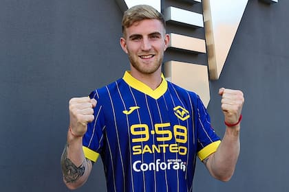 Nicolás Valentini juega en Hellas Verona y fue quien chocó con Nico Paz, que sufrió un fuerte golpe en la rodilla izquierda