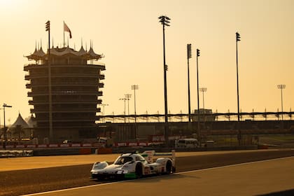 Nicolás Varrone maneja el Porsche GT3 que compartió con el chileno Nicolás Pino y el suizo Neel Jani, con los que terminó 17º en Bahréin.
