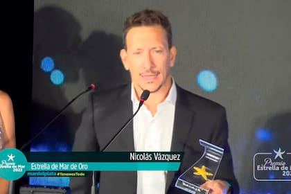 Nicolás Vázquez al recibir el premio más importante de la noche