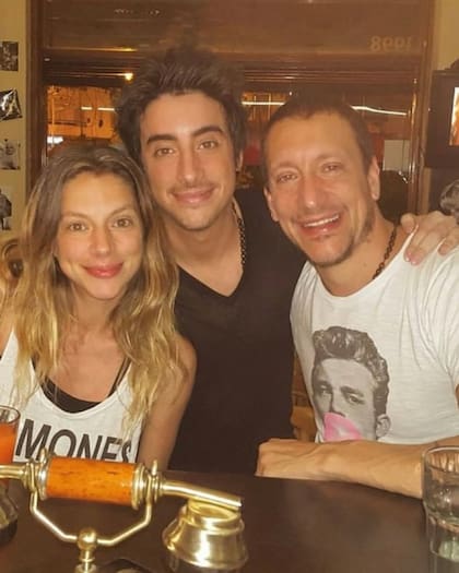 Nicolás Vázquez con sus hermanos, Santiago y Soledad