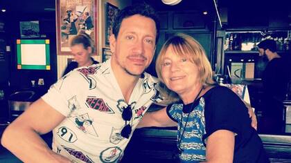 Nicolás Vázquez junto a su madre, Mirta
