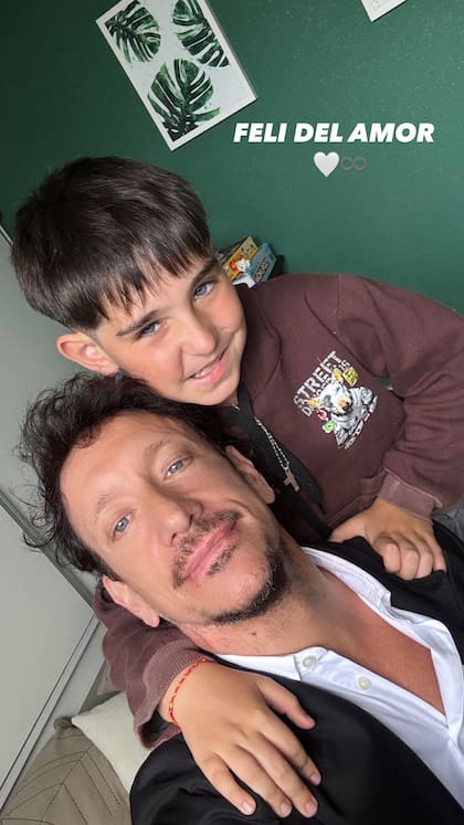 Nicolás Vázquez junto al mismo niño con el que Accardi se sacó una foto