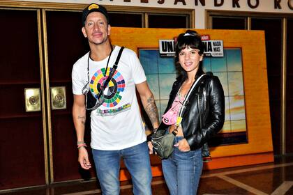 Nicolas Vazquez y Gimena Accardi después del reestreno de Una Semana Nada Más en el Teatro El Nacional