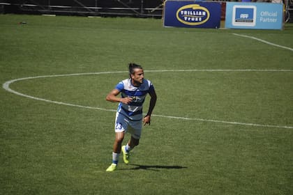 Nicolás viaja solo, y en su valija no pueden faltar dos cosas: el mate y una pelota.