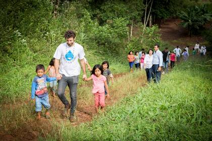 Nicolás visitando una comunidad en el Norte del país para llevarles agua segura