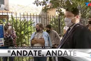 Nicolás Wiñazki pasó un mal momento mientras realizaba un móvil frente a un vacunatorio en Tigre