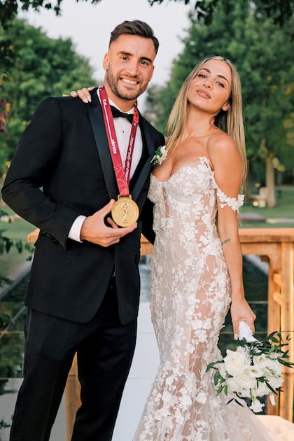 Nicolás
y Caro se casaron el
27 de diciembre de
2022, apenas nueve
días después que la
selección argentina
se coronara
campeona en la
última Copa del
Mundo. “Fue
una locura,
todos teníamos
una necesidad
de seguir
festejando”,
recuerda