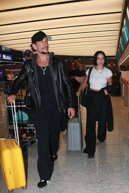Nicolás y Dai son fotografiados en el Aeropuerto Internacional de Ezeiza antes de partir a Estados Unidos