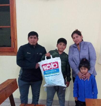 Nicolás y su familia recibieron el cariño y las felicitaciones de varias personas (Foto: Gentileza)