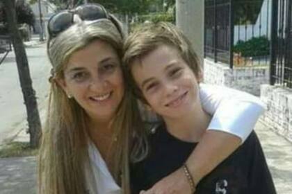 Nicolás y su mamá María, en una foto de algunos años atrás