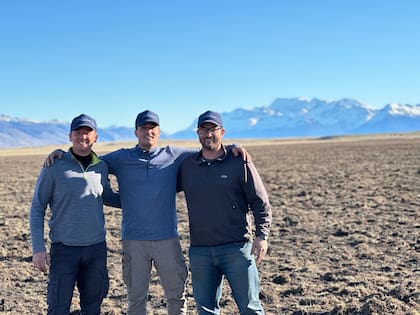 Nicolás Zuber, Tomás Ciurlanti y Ricardo Coggiola, de AgroCalafate en la Estancia Alice, en El Calafate, Santa Cruz