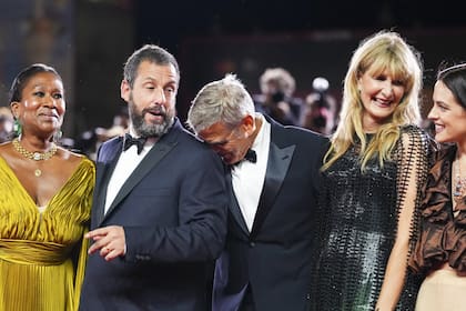 Nicole Avant, Adam Sandler, George Clooney, Laura Dern y Riley Keough posan en la alfombra roja del festival de Venecia dónde se realizó la premiere mundial de Jay Kelly