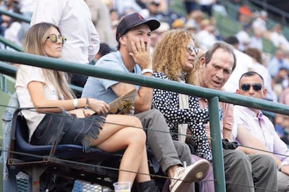 Nicole Caset, Santiago Zubiaurre, la fotógrafa Dawn Laurel y el actor Tommy Lee Jones vieron juntos el partido.