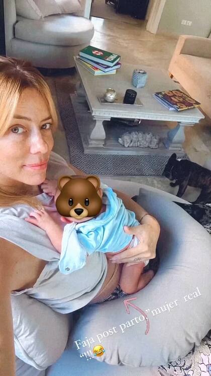 Nicole compartió una foto sin maquillaje, con faja posparto y su hijo en brazos (Foto: Instagram @nikitaneumannoficial)
