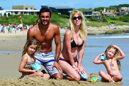 Nicole, con bebé a bordo, Indiana, Allegra y Fabián, felices de vacaciones