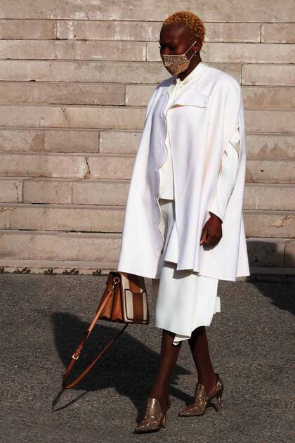 Nicole Coste asistió a la misa con un look total white y toques dorados en el tapaboca y los zapatos.