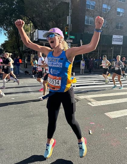 Nicole Cutler, diagnosticada con un tumor cerebral en 2021, superó múltiples cirugías y rehabilitación intensiva, y ahora corre maratones para recaudar fondos y concienciar sobre la lucha contra los tumores cerebrales (Foto: Gentileza The brain tumour charity)
