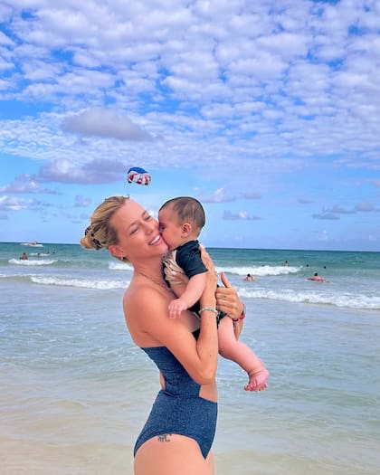 Nicole disfrutó de la playa con su bebé Cruz (Foto: Instagram @nikitaneumannoficial)