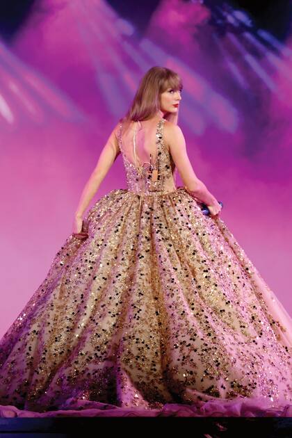 NICOLE + FELICIA COUTURE. Vestido de Alta Costura con voluminosa falda adornada con cristales.