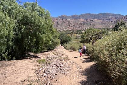 Nicole Huanco y su mamá van de la mano para que no se caiga por los caminos empinados de tierra y piedras